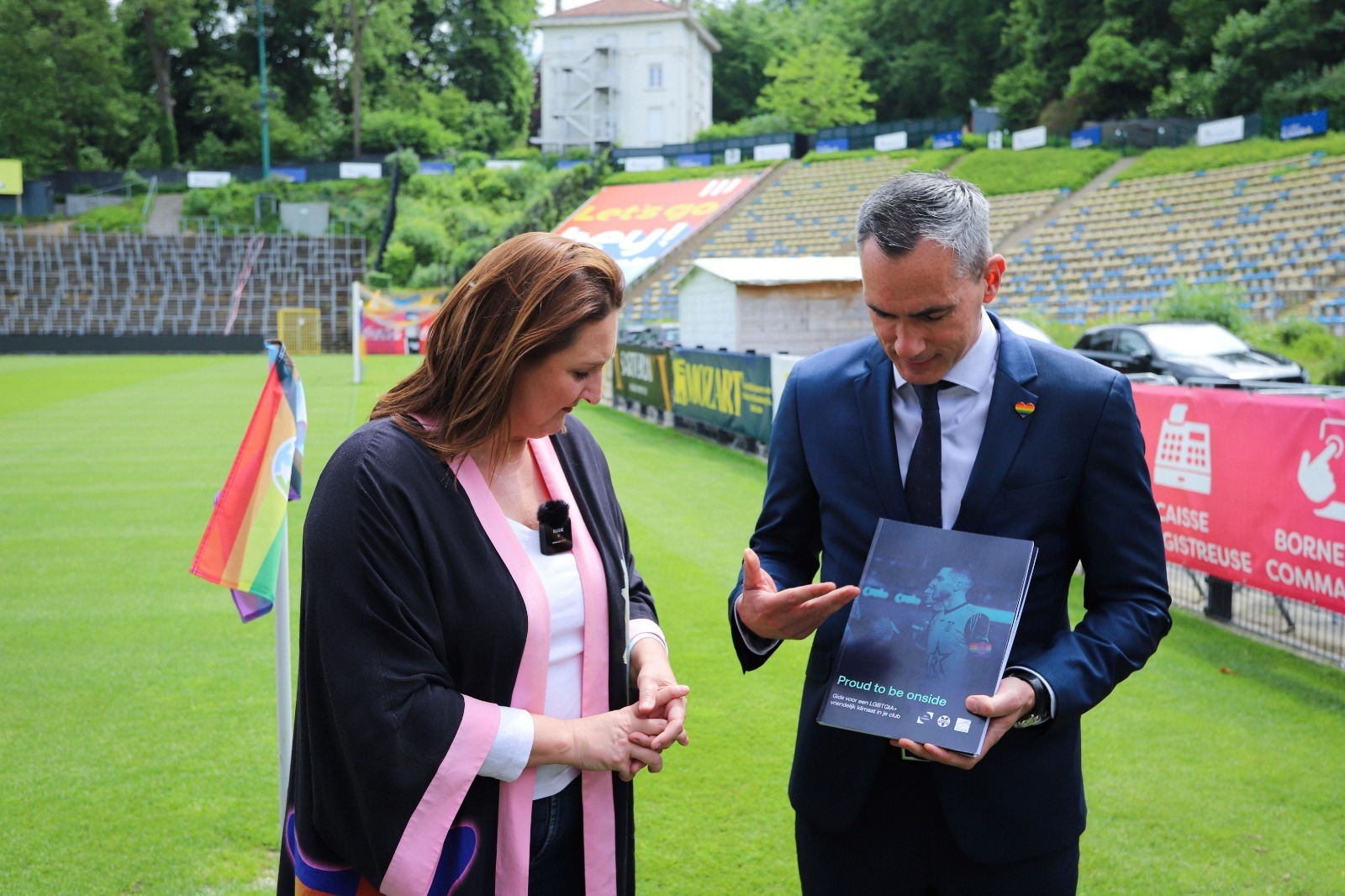 IDAHOT: Pro League overhandigt eerste exemplaar “Proud to be onside” aan Vlaamse Minister van Gelijke Kansen